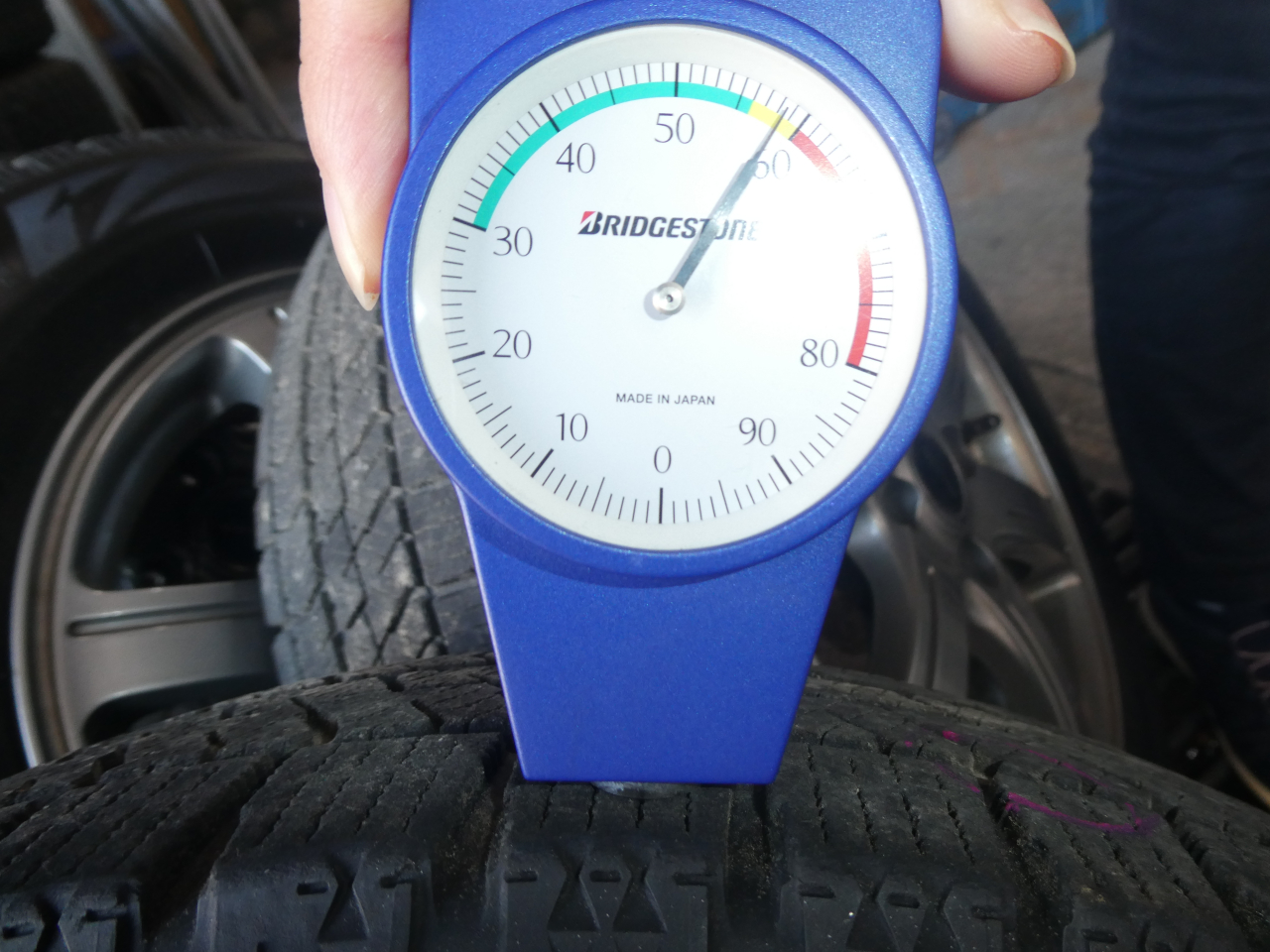 このスタッドレスタイヤはまだつかえますか？