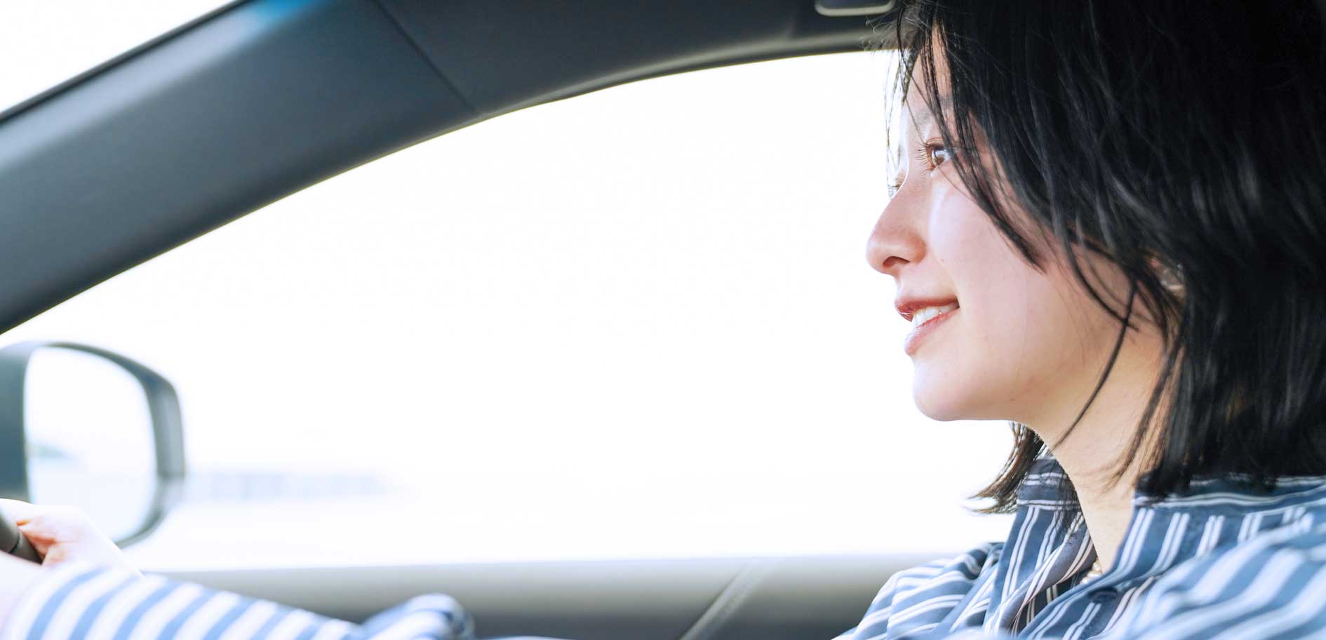 運転する女性